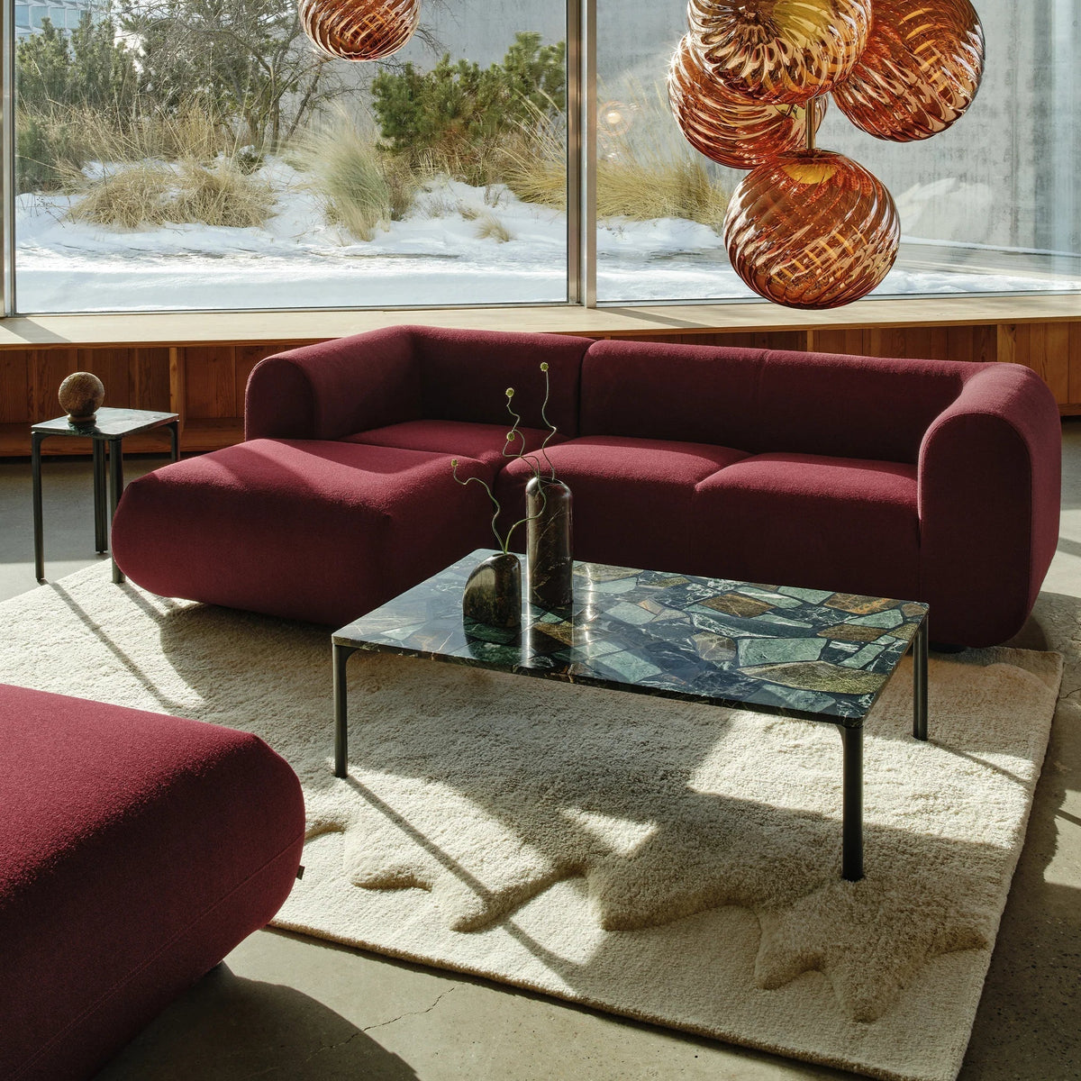 Borgoña, níquel y piedra: la nueva paleta de Tom Dixon
