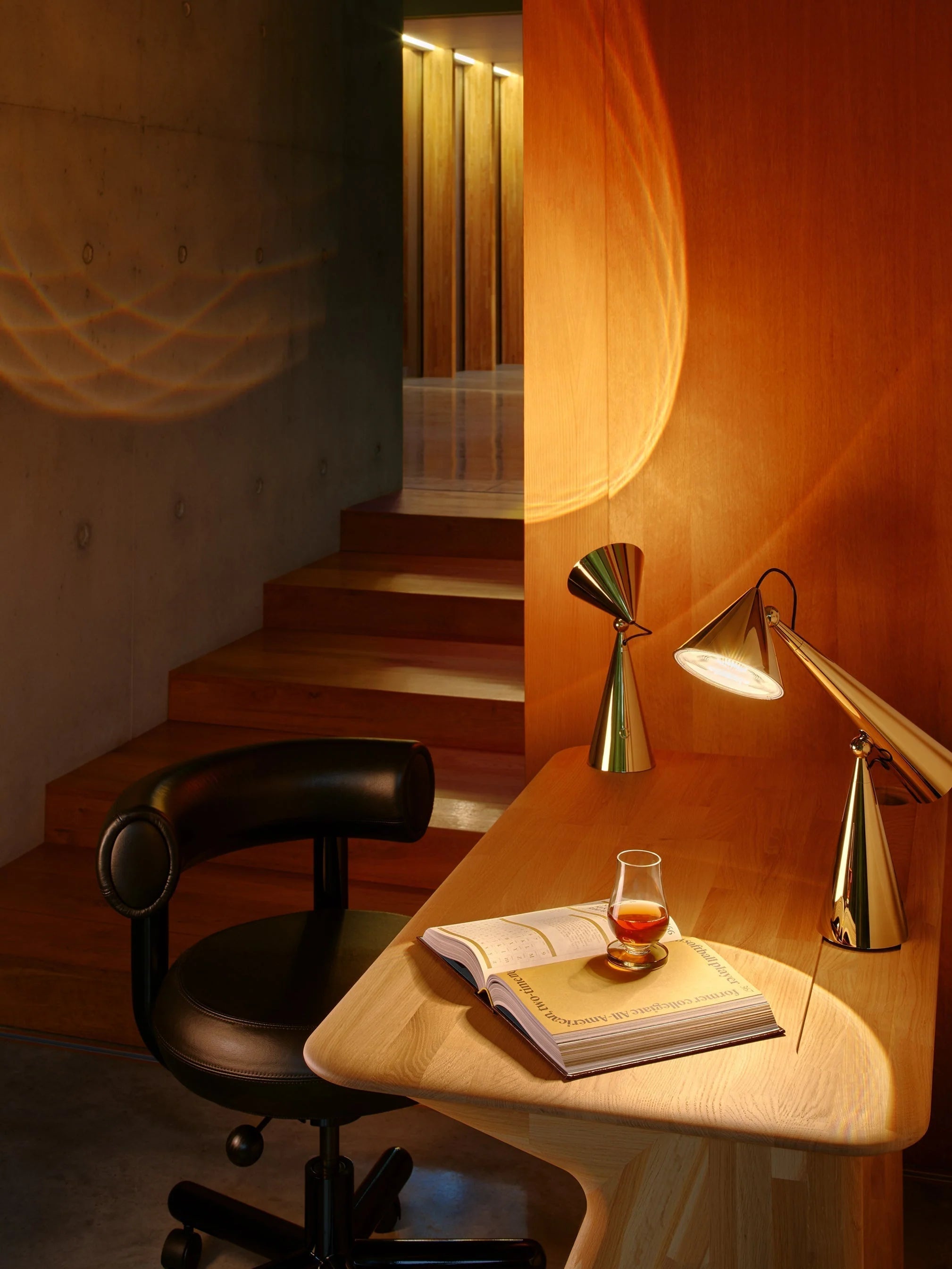 Pose Task Light Gold